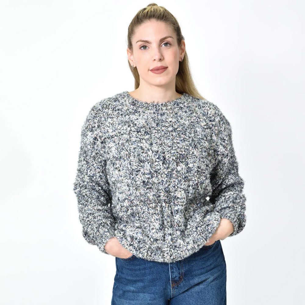Πλεκτή αφράτη πουλόβερ με πολύχρωμες νηματιές Γκρι 27206