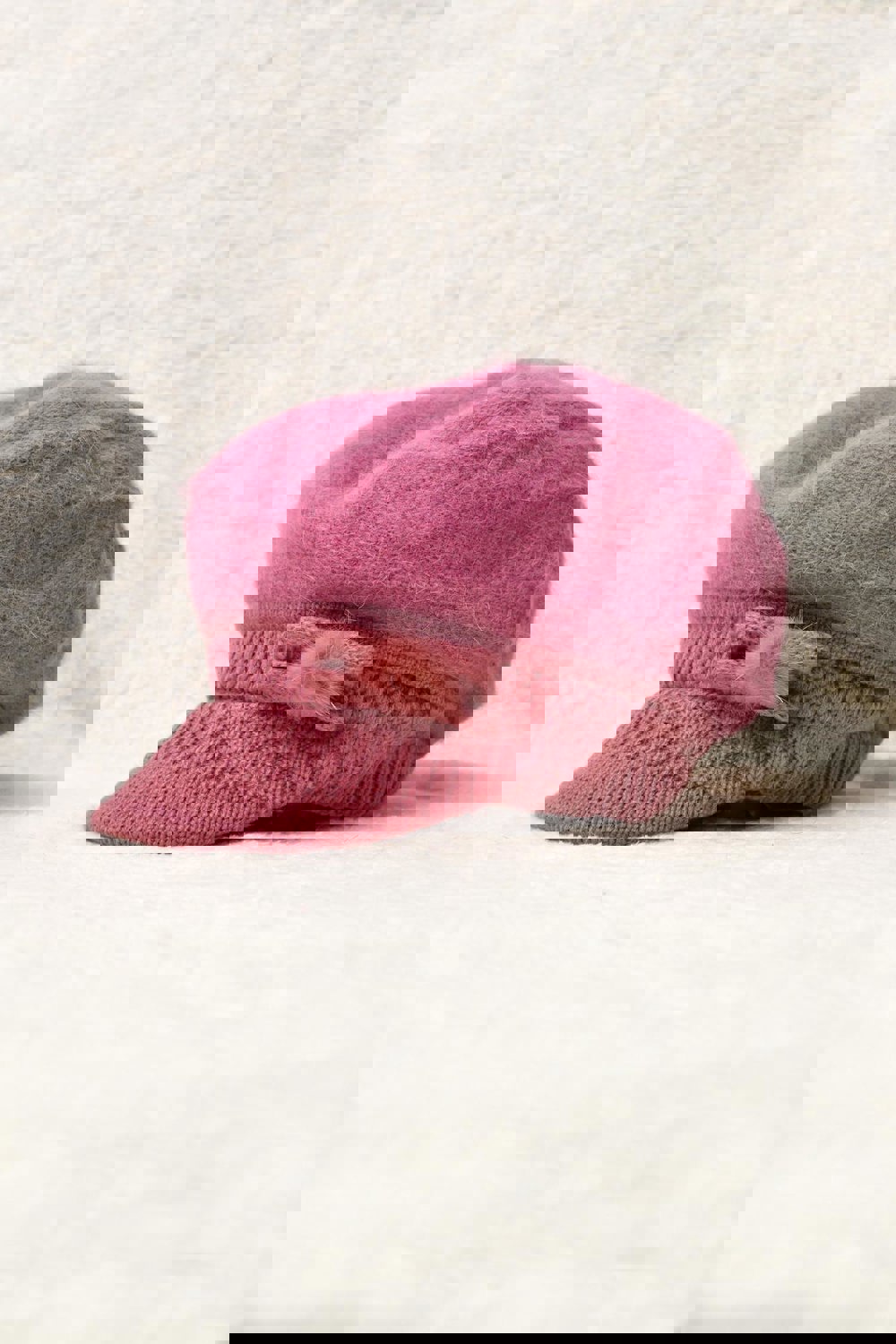 Γυναικείο πλεκτό καπέλο με γείσο και φουντάκι Σάπιο μήλο 22742 φωτογραφία