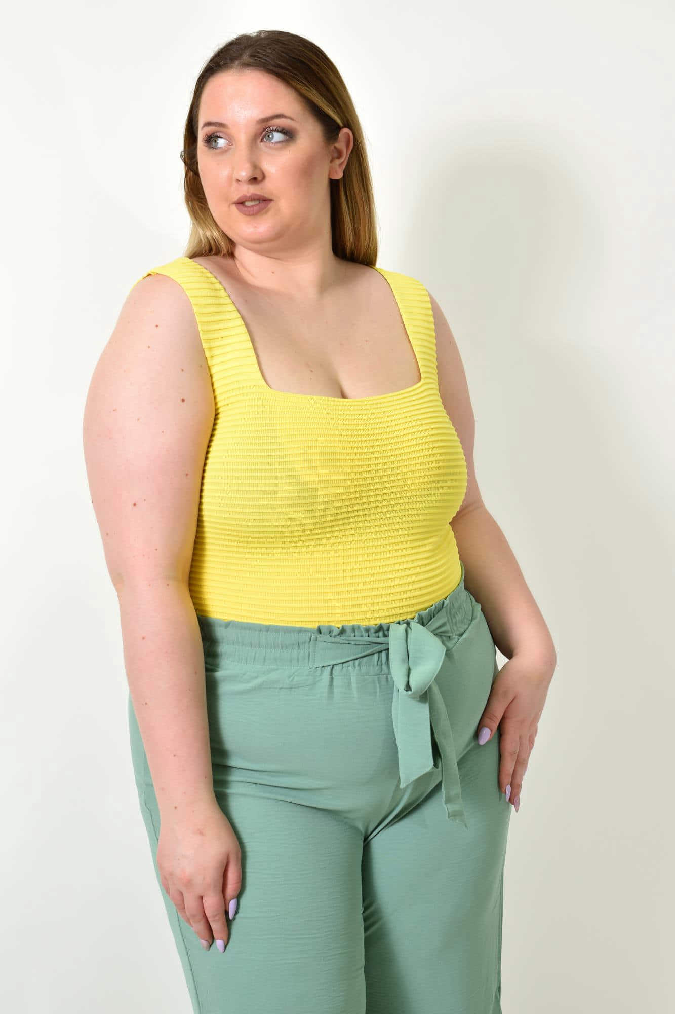 Γυναικείο Plus Size τοπ αμάνικο με ανάγλυφο σχέδιο Κίτρινο 24405