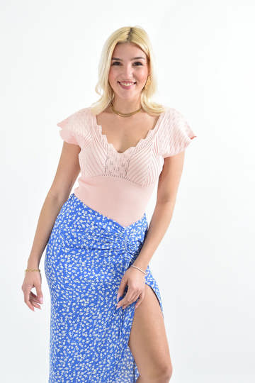  - Πλεκτό τοπ με V ντεκολτέ και ιδιαίτερα μανίκια, καλοκαιρινό σε απαλό ροζ